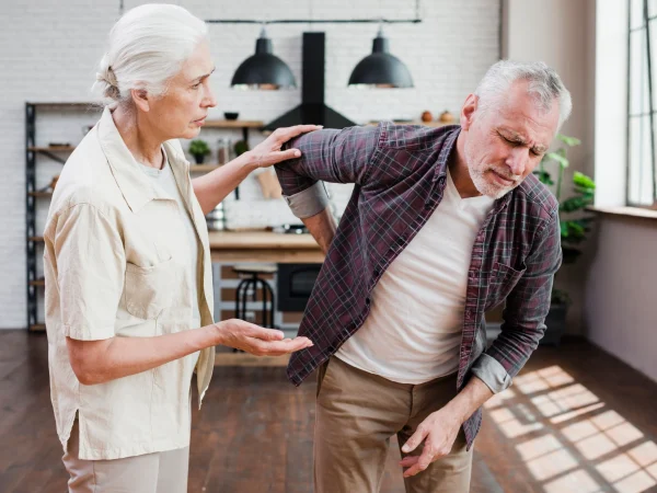 médico avaliando paciente com dor lombar